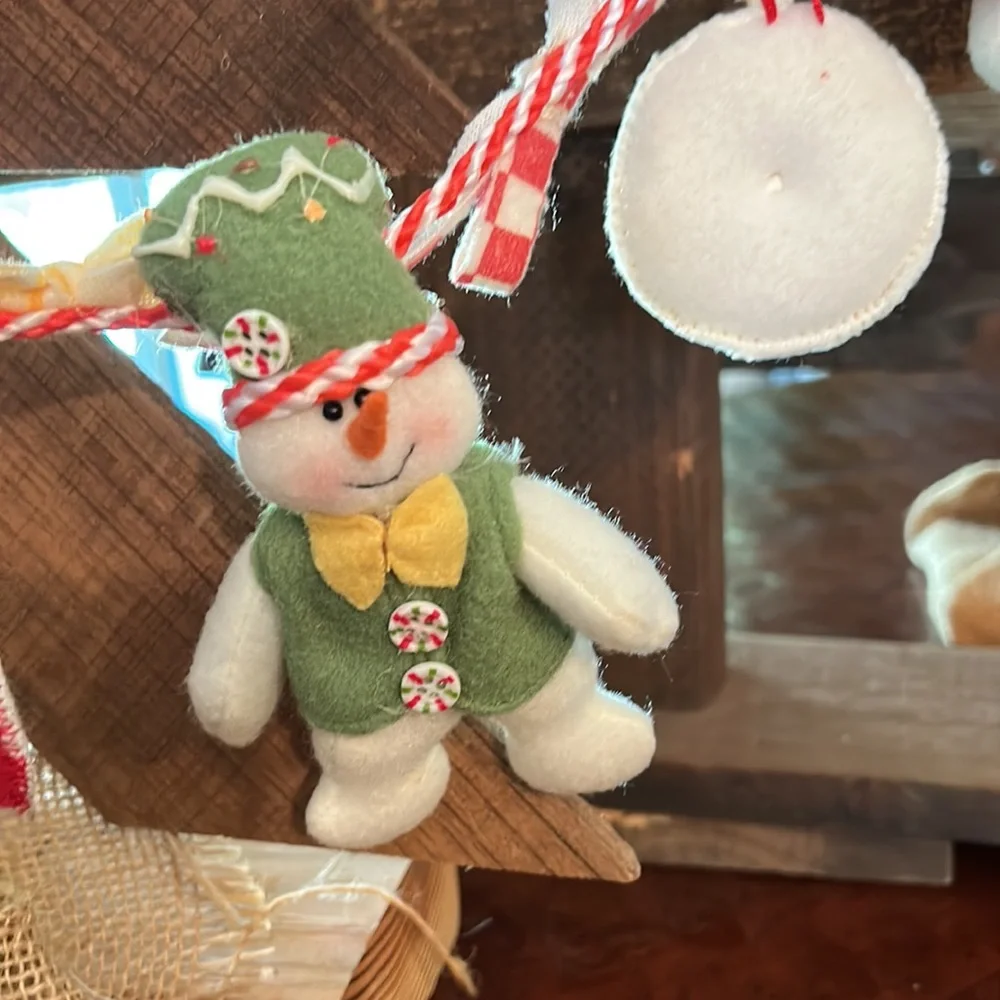 6 PCs 46” Adorable Felt Snow People Christmas Candy Garland with Bows Garland